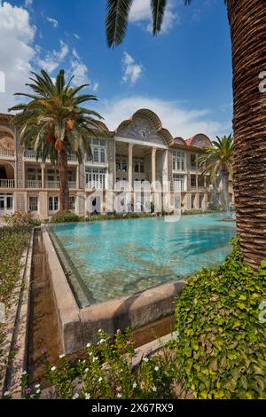 Wasserteich am Pavillon aus dem 19. Jahrhundert im Eram-Garten (Bagh-e Eram), UNESCO-Weltkulturerbe. Shiraz, Iran. Stockfoto