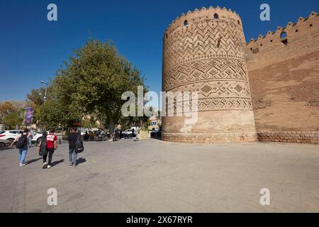 Die Leute spazieren in der Arg of Karim Khan, einer Zitadelle aus dem 18. Jahrhundert im historischen Zentrum von Shiraz, Iran. Stockfoto