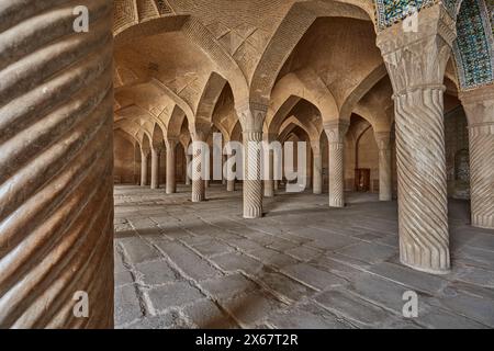 Innenansicht des zentralen Gebetssaals mit vielen Säulen, die das Dach aus Ziegelgewölben stützen, in der Vakil-Moschee aus dem 18. Jahrhundert in Shiraz, Iran. Stockfoto