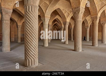 Innenansicht des zentralen Gebetssaals mit vielen Säulen, die das Dach aus Ziegelgewölben stützen, in der Vakil-Moschee aus dem 18. Jahrhundert in Shiraz, Iran. Stockfoto