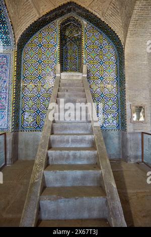 Minbar (Kanzel in einer Moschee, wo der Imam steht, um Predigten zu halten) im Gebetssaal der Vakil-Moschee (18. Jahrhundert). Shiraz, Iran. Stockfoto