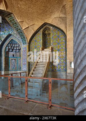 Minbar (Kanzel in einer Moschee, wo der Imam steht, um Predigten zu halten) im Gebetssaal der Vakil-Moschee (18. Jahrhundert). Shiraz, Iran. Stockfoto