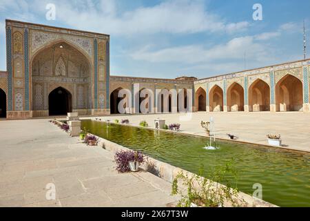 Blick auf den Innenhof des südlichen Iwan in der Vakil-Moschee aus dem 18. Jahrhundert in Shiraz, Iran. Stockfoto