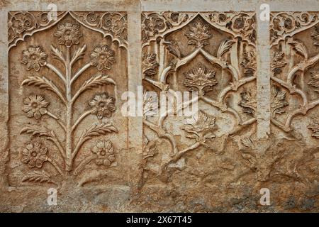 Wandtafel aus Stein mit kompliziertem Blumenmuster in der Vakil-Moschee aus dem 18. Jahrhundert. Shiraz, Iran. Stockfoto