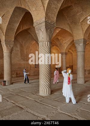 Touristen machen Fotos in der Vakil-Moschee aus dem 18. Jahrhundert in Shiraz, Iran. Stockfoto