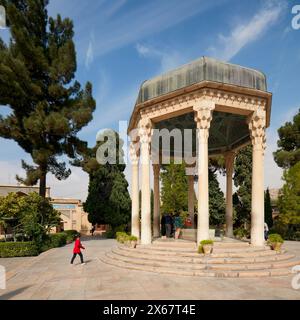 Der Kuppelpavillon wurde über dem Grab von Hafez errichtet, einem der größten persischen Dichter aller Zeiten. Shiraz, Iran. Stockfoto