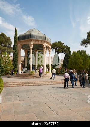 Die Menschen im Pavillon, der über dem Grab von Hafez gebaut wurde, einem der größten persischen Dichter aller Zeiten. Shiraz, Iran. Stockfoto