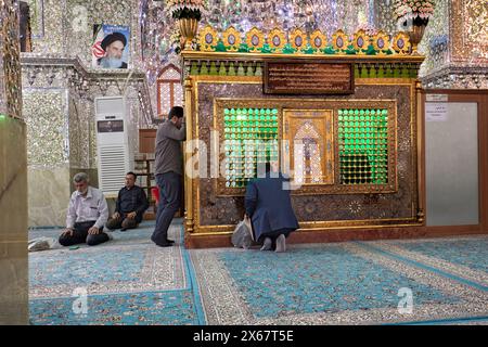 Männer beten im Heiligtum von Ali Ibn Hamzeh. Shiraz, Iran. Stockfoto