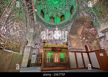 Innenansicht des Heiligen Schreins von Ali Ibn Hamzeh im Inneren mit glänzenden Spiegelfliesen (Aina-Kari). Shiraz, Iran. Stockfoto