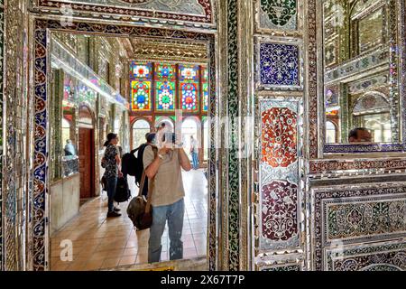 Ein Tourist macht ein Spiegel-Selfie im Zinat Al-Molk Historical House, einem Gebäude aus der Qajar-Zeit aus dem 19. Jahrhundert. Shiraz, Iran. Stockfoto