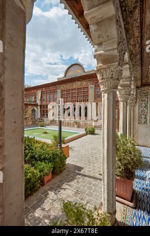 Blick von der Veranda auf das historische Haus Zinat Al-Molk, Residenz aus der Qajar-Zeit aus dem 19. Jahrhundert. Shiraz, Iran. Stockfoto