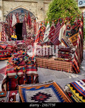 Farbenfrohe Teppiche am Eingang eines Kunsthandwerksgeschäfts auf dem Vakil Basar. Shiraz, Iran. Stockfoto