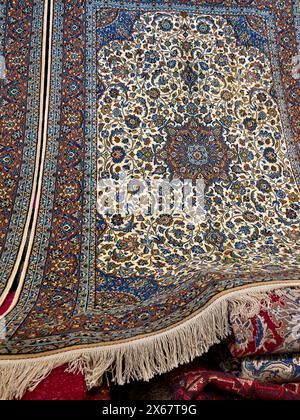 Großer persischer Seidenteppich mit kompliziertem Blumenmuster am Eingang eines Teppichgeschäfts auf dem Vakil Basar. Shiraz, Iran. Stockfoto