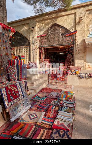 Farbenfrohe Teppiche am Eingang eines Kunsthandwerksgeschäfts auf dem Vakil Basar. Shiraz, Iran. Stockfoto