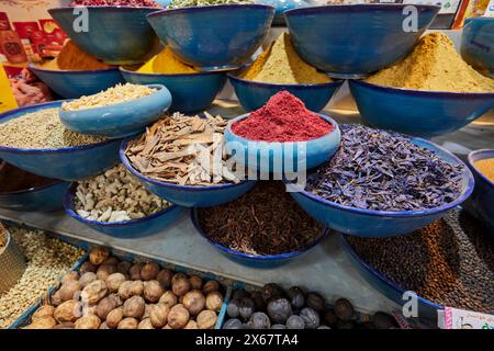 Bunte Auswahl an lokalen Gewürzen zum Verkauf auf dem Vakil Basar in Shiraz, Iran. Stockfoto