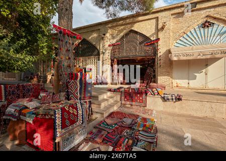 Farbenfrohe Teppiche am Eingang eines Kunsthandwerksgeschäfts auf dem Vakil Basar. Shiraz, Iran. Stockfoto