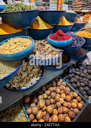 Bunte Auswahl an lokalen Gewürzen zum Verkauf auf dem Vakil Basar in Shiraz, Iran. Stockfoto