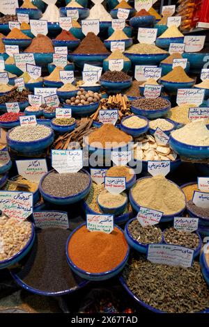 Eine Auswahl lokaler Gewürze zum Verkauf auf dem Vakil Basar in Shiraz, Iran. Stockfoto