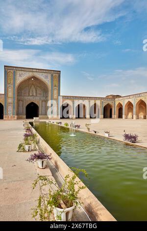 Blick auf den Innenhof des südlichen Iwan in der Vakil-Moschee aus dem 18. Jahrhundert in Shiraz, Iran. Stockfoto