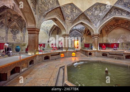 Innenansicht des Vestibüls im Vakil Bathhouse, einem traditionellen persischen öffentlichen Badehaus aus dem 18. Jahrhundert, das heute ein Museum ist. Shiraz, Iran. Stockfoto