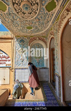 Aufwändige Stuckarbeiten an Terrassenwänden und -Decken im Qavam-Haus (Narenjestan-e Ghavam), einem historischen Haus aus dem 19. Jahrhundert. Shiraz, Iran. Stockfoto