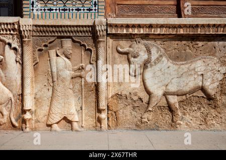 Relief mit einem alten persischen Krieger und einem Stier im Qavam-Haus (Narenjestan-e Ghavam), einem historischen Haus aus der Qajar-Ära aus dem 19. Jahrhundert. Shiraz, Iran Stockfoto