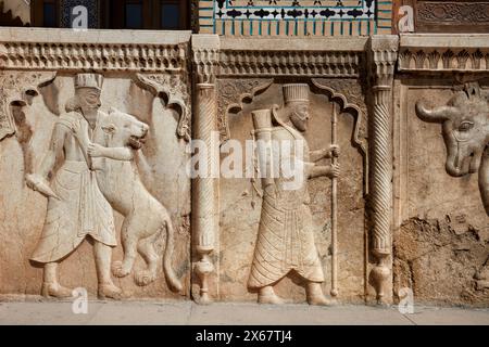 Relief mit den alten persischen Kriegern im Qavam-Haus (Narenjestan-e Ghavam), einem historischen Haus aus der Qajar-Ära aus dem 19. Jahrhundert. Shiraz, Iran Stockfoto