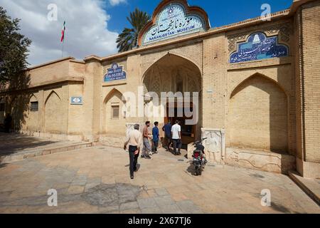 Die Menschen laufen im Qavam-Haus (Narenjestan-e Ghavam), einem historischen Haus aus der Qajar-Zeit aus dem 19. Jahrhundert. Shiraz, Iran. Stockfoto