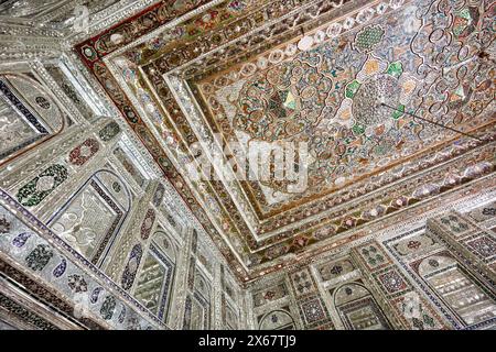 Zimmer mit komplizierten Spiegelfliesen an Wänden und Decken im Zinat Al-Molk Historical House, Residenz aus der Qajar-Zeit aus dem 19. Jahrhundert. Shiraz, Iran. Stockfoto