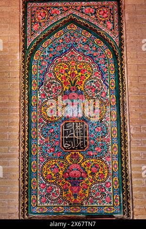 Aufwändige mehrfarbige Fliesen in der Nasir al-Mulk Moschee aus dem 19. Jahrhundert, auch bekannt als die Rosa Moschee. Shiraz, Iran. Stockfoto