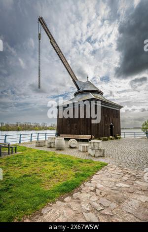 Der historische Holzverladekran in Oestrich, Rheingau, wurde von Kranmännern mit Fuß- oder Treträdern betrieben Stockfoto