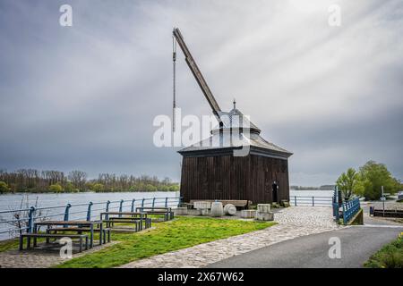 Der historische Holzverladekran in Oestrich, Rheingau, wurde von Kranmännern mit Fuß- oder Treträdern betrieben Stockfoto