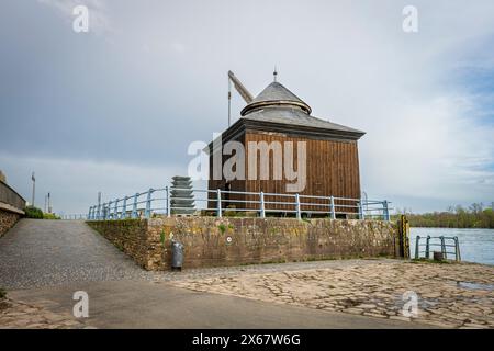 Der historische Holzverladekran in Oestrich, Rheingau, wurde von Kranmännern mit Fuß- oder Treträdern betrieben Stockfoto