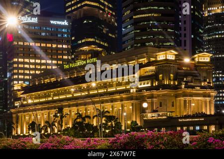 Das Fullerton Hotel in Singapur bei Nacht Stockfoto