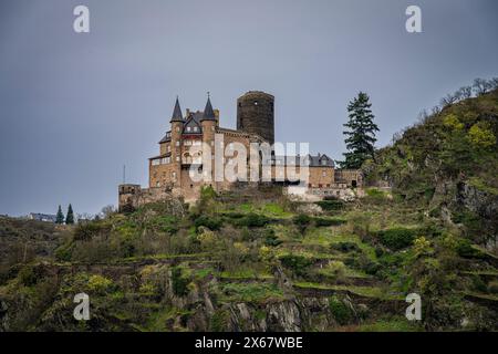 Schloss Katz ragt über St. Goarshausen am Mittelrhein, frühes Frühjahr bei bewölktem Wetter Stockfoto