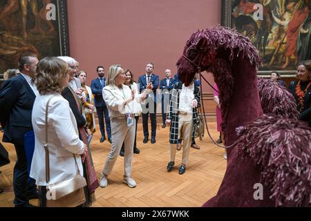 Antwerpen, Belgien. Mai 2024. Carmen Willems, Direktorin von KMSKA (C), wird am Montag, den 13. Mai 2024, bei einem informellen Treffen der Kulturminister der EU-Mitgliedstaaten im KMSKA Koninklijk Museum voor Schone Kunsten Antwerpen (Königliches Museum der Schönen Künste Antwerpen) zu Gast sein. Seit dem 1. Januar 2024 führt Belgien für einen Zeitraum von sechs Monaten den Vorsitz im Rat der Europäischen Union. BELGA PHOTO JONAS ROOSENS Credit: Belga News Agency/Alamy Live News Stockfoto