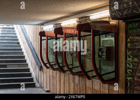 Reihe von drei öffentlichen Telefonen in einer Leitung unter einer Straße in Belgrad. April 2024. Stockfoto