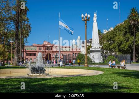 Buenos Aires, Argentinien, das Casa Rosada (Spanisch für Rosa Haus) auf der Plaza de Mayo im Stadtteil Montserrat ist Sitz der argentinischen Regierung und offizielle Residenz des argentinischen Präsidenten, derzeit Javier Milei, des Präsidentenpalastes. Stockfoto