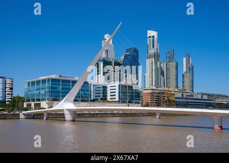 Buenos Aires, Argentinien, die Puente de la Mujer (Frauenbrücke) befindet sich in Puerto Madero, einem neuen, schicken Hafenviertel. Stockfoto