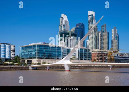 Buenos Aires, Argentinien, die Puente de la Mujer (Frauenbrücke) befindet sich in Puerto Madero, einem neuen, schicken Hafenviertel. Stockfoto