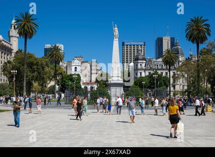 Buenos Aires, Argentinien, Plaza de Mayo, dieser Platz ist nicht nur das Herz der Stadt, sondern auch das politische Zentrum Argentiniens. Die Piramide de de Mayo befindet sich im Zentrum der Plaza de Mayo und ist das älteste Nationaldenkmal der Stadt Buenos Aires. Stockfoto