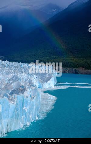El Calafate, Patagonien, Argentinien, Perito Moreno Gletscher im Los Glaciares Nationalpark. Der Perito-Moreno-Gletscher ist Teil des patagonischen Eisfeldes Campo Hielo Sur, dem drittgrößten Süßwasserreservat der Welt. Stockfoto