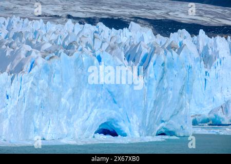El Calafate, Patagonien, Argentinien, Perito Moreno Gletscher im Los Glaciares Nationalpark. Der Perito-Moreno-Gletscher ist Teil des patagonischen Eisfeldes Campo Hielo Sur, dem drittgrößten Süßwasserreservat der Welt. Stockfoto