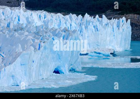 El Calafate, Patagonien, Argentinien, Perito Moreno Gletscher im Los Glaciares Nationalpark. Der Perito-Moreno-Gletscher ist Teil des patagonischen Eisfeldes Campo Hielo Sur, dem drittgrößten Süßwasserreservat der Welt. Stockfoto