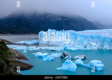 El Calafate, Patagonien, Argentinien, Perito Moreno Gletscher im Los Glaciares Nationalpark. Der Perito-Moreno-Gletscher ist Teil des patagonischen Eisfeldes Campo Hielo Sur, dem drittgrößten Süßwasserreservat der Welt. Stockfoto