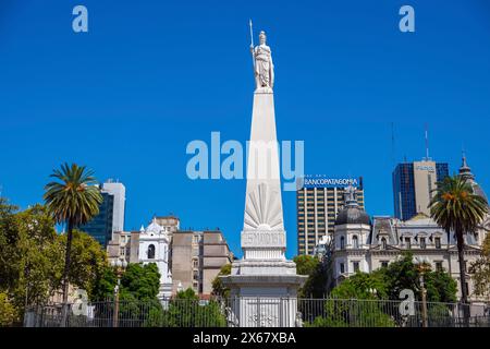 Buenos Aires, Argentinien, Plaza de Mayo, dieser Platz ist nicht nur das Herz der Stadt, sondern auch das politische Zentrum Argentiniens. Die Piramide de de Mayo befindet sich im Zentrum der Plaza de Mayo und ist das älteste Nationaldenkmal der Stadt Buenos Aires. Stockfoto