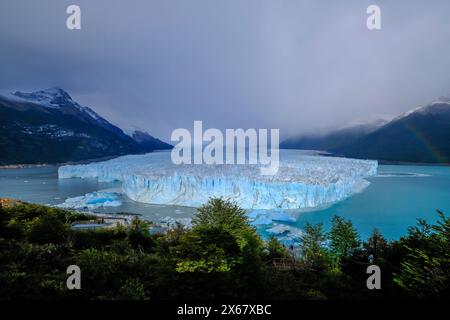El Calafate, Patagonien, Argentinien, Perito Moreno Gletscher im Los Glaciares Nationalpark. Der Perito-Moreno-Gletscher ist Teil des patagonischen Eisfeldes Campo Hielo Sur, dem drittgrößten Süßwasserreservat der Welt. Stockfoto