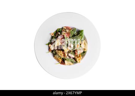 Auberginen-Salat, vegetarischer Salat mit gebratener Aubergine, Rucola und Gemüse auf weißem Hintergrund isoliert Stockfoto
