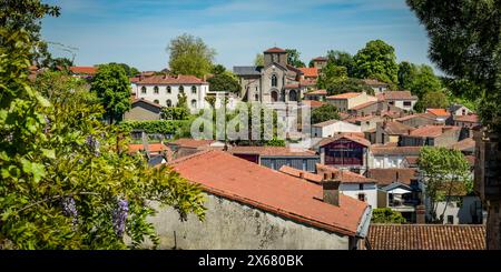 Wunderschöne Landschaft der mittelalterlichen Stadt Clisson in Loire Atlantique in Frankreich Stockfoto