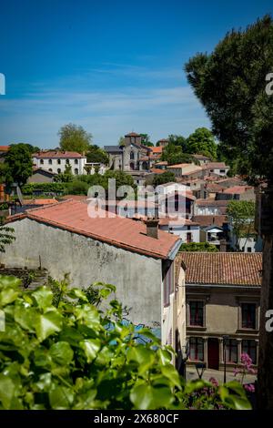 Wunderschöne Landschaft der mittelalterlichen Stadt Clisson in Loire Atlantique in Frankreich Stockfoto